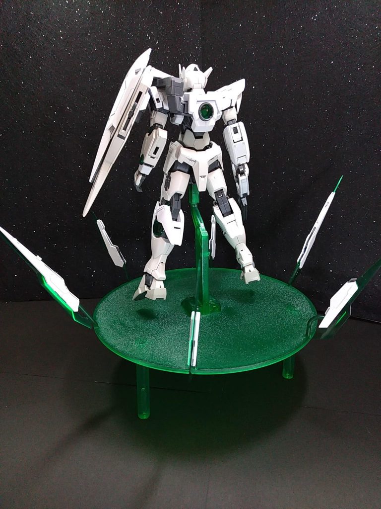 配色は元の装甲の色ごとに塗り分けました。白→タミヤAS-20 インシグニアホワイト青→タミヤTS-26 ピュアホワイト赤→Mr.カラースプレー11 ガルグレー黄色→タミヤAS-12 シルバーメタルで塗装。台座のクリアグリーンはクリアグリーンのスプレー缶がラインナップに無かったのでイサム塗料のキャンデーカラーを使いましたが、溶剤が強いせいか表面が荒れて、すりガラスの様になってしまいました。台座の下に入れた照明の光が拡散するようになったので結果的に良かったかもしれません。