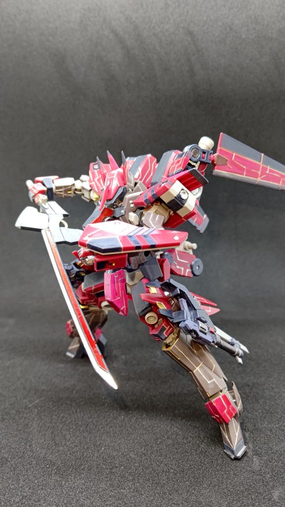 武装その3専用近接武装 鉄斧刀キットの余剰パーツのグレイズの斧とバルバトスの刀を組み合わせました。刀が折れても斧として使用できます。