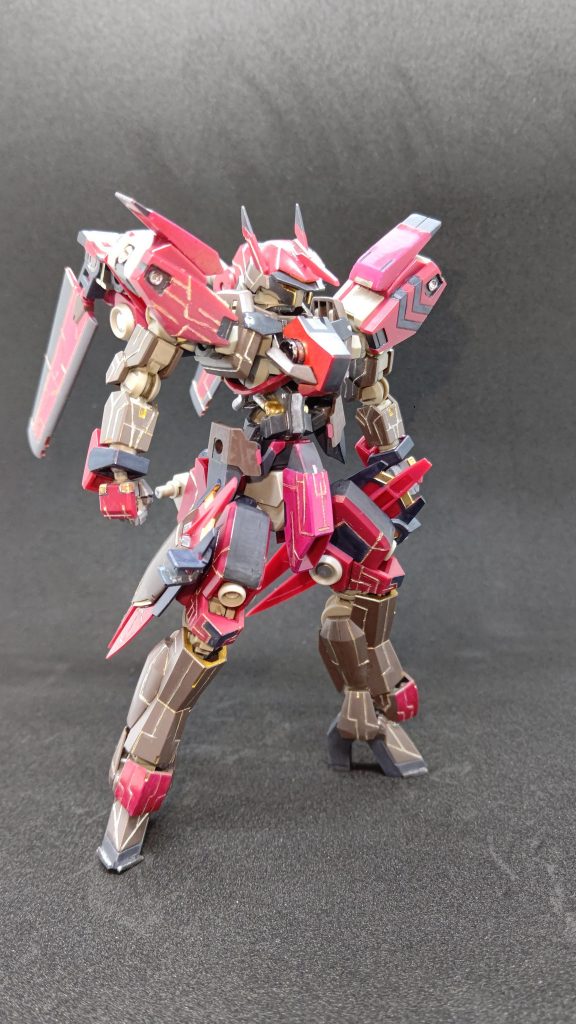 武装無しFrontです。太もものスラスターは余剰パーツを肩アーマーにはこれも余剰パーツのシュヴァルベ用の腰アーマーを接着しました。また腰は別パーツを使い延長してます。全体的にスジ彫り多めで、スミ入れにはガンダムマーカーEX ホワイトゴールドを使用し、リアルタッチマーカーやデザインナイフで傷や汚しを加えてます。また、ガンダムマーカー シャアレッドやガンダムマーカーSEEDセット ダークブルーで部分塗装をしました。