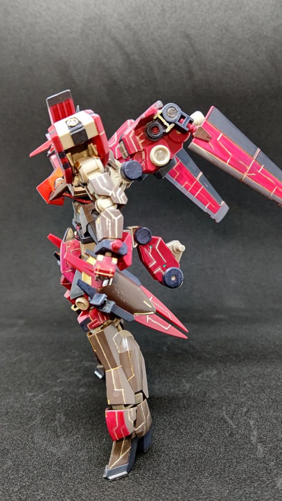 武装無しsideバックパックの羽にも表や裏にスジ彫りを加えてます。