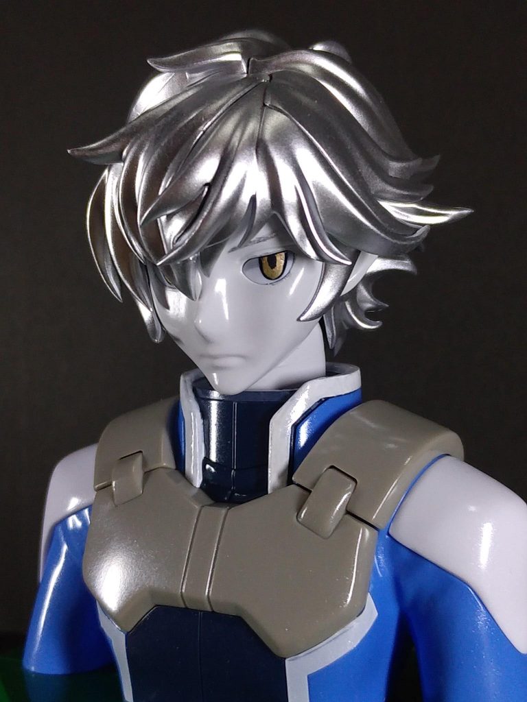 瞳はタミヤエナメルのチタンゴールドを筆塗り、黒い縁は成形色を利用しています。Mr.スーパークリア（光沢）を塗布後、瞳孔を水性ホビーカラーのタイヤブラックで描いています。マジックリンで消せる水性ホビーカラーを使用する事で簡単に修正できます。眉毛とまつ毛は水性ホビーカラーのシルバーで描いています。