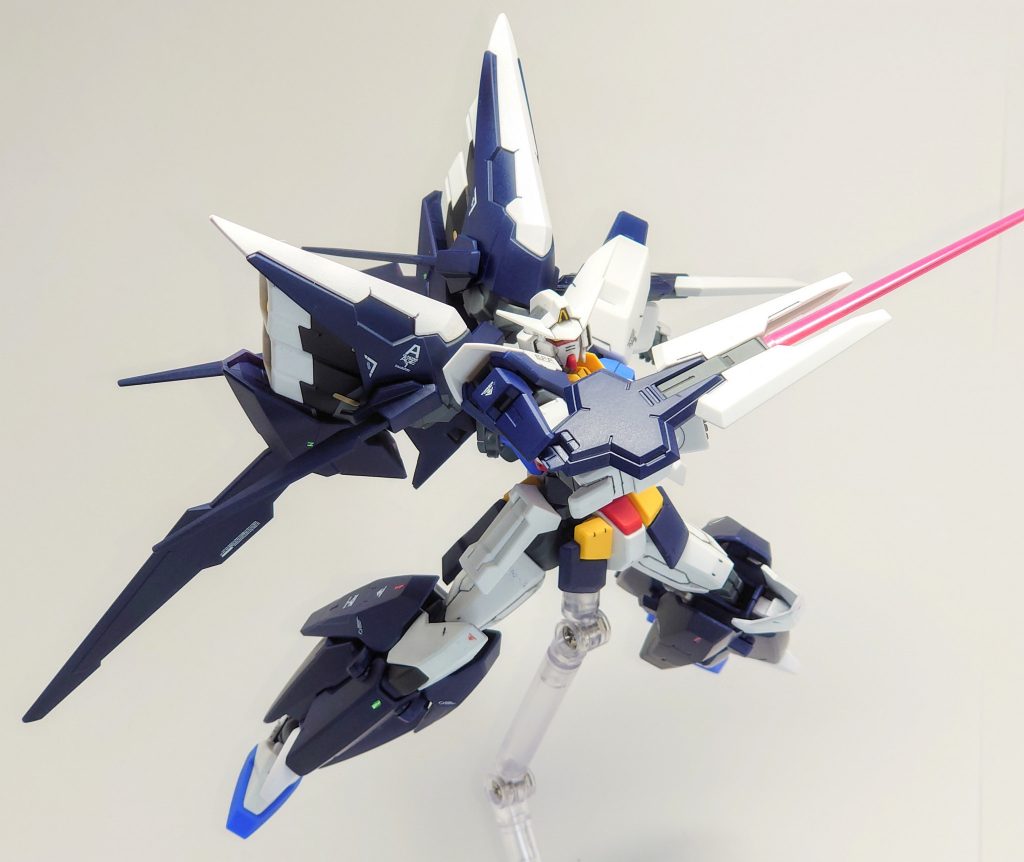 シールドライフルグランサと同装備。高速戦闘下での脱落リスクを避けるため固定装備が採用された。