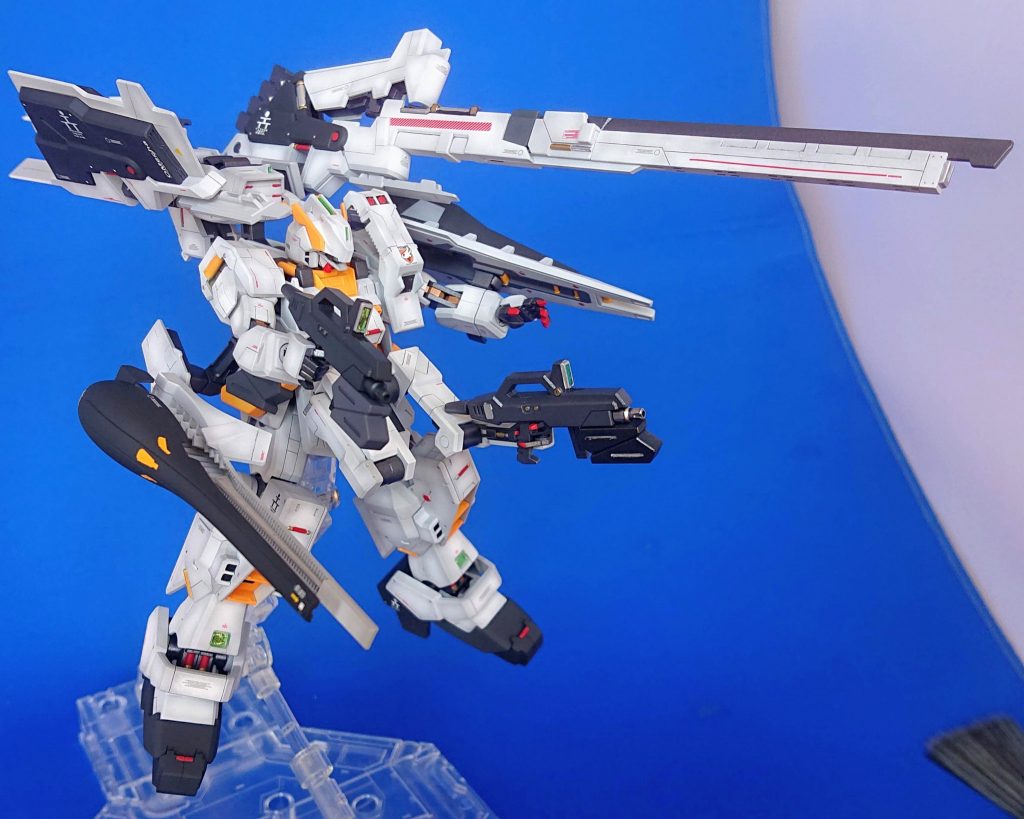 ロングブレードライフル、ビームライフル、ウインチキャノン一斉射撃。※ブラシが映り込んでいるのはご愛嬌。