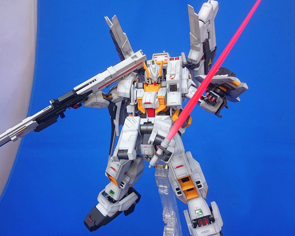 サブアームを活用し、近接戦闘にも対応。