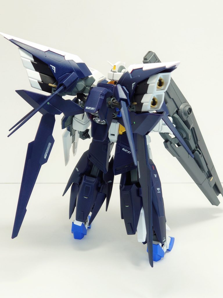 アルタイルウェア中破したAGE-1の改修時に発案されたウェアの1つ。大出力のスラスターユニット、スパローの技術を発展させた斥力推進システムを背部・脚部に装備し、スパローを大幅に上回る機動力を持つウェア。アルタイルはわし座の一等星から(スパロー“雀”の上位として)。AGE-1は、中破した背部に装備されていたウィングブロードアンテナがAGEシステムを外したことにより役割が限定化していたため廃し、アデル系統の追加装備用コネクタを増設。AGE-1のウェアの中でもトップの機体性能を誇ったが全盛期のフリットが扱うことが前提であったため年老いたフリットでは性能を十全に活かしきれず、現在のフリットに合わせたグランサが採用されたため建造されなかった。設計データの一部はAGE-FXの設計に反映された。という設定です。