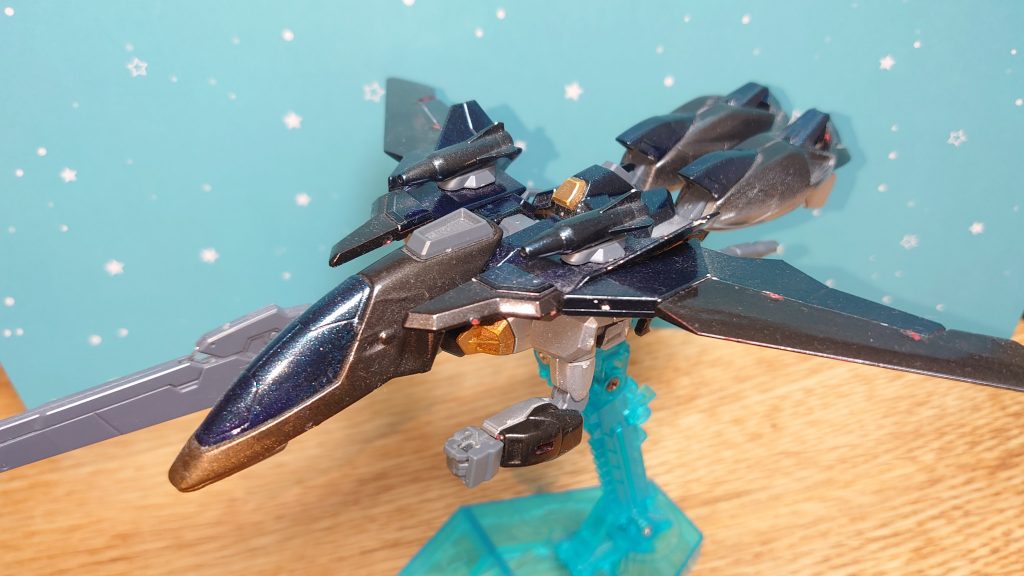 変形状態。変形すると上面に黒、下面に銀が集中して色の統一感が増すようにしてあります。そしてサンマらしく口の先にあたる部分は少し金色入れてます。手持ちのビームライフルはマウントできないので腕をそのまま使えるような形にしてごまかす感じで( ˊᵕˋ ;)💦