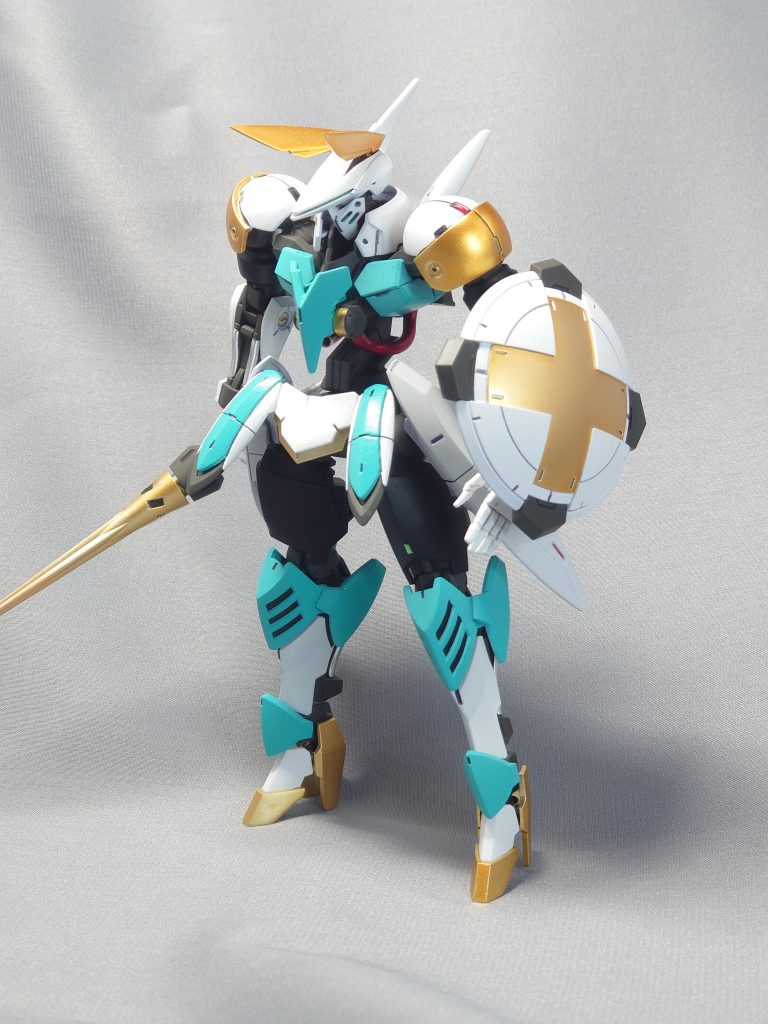 基本的に本人をイメージした配色にしています。頭部羽飾りはプラ板を貼り付けてシャープ化。キットのままだと安全対策で丸みがあり、そのままでも可愛くてアリだとは思いましたが今回は見栄え重視でシャープ化しています。