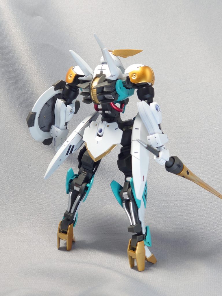 手脚の関節にはラピーテープを貼っています。