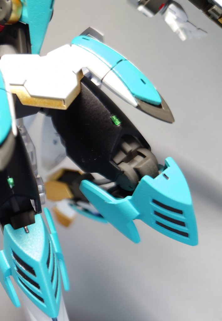 脚、肩にはラピーテープとレジンでセンサーをイメージしたディテールを追加しています。