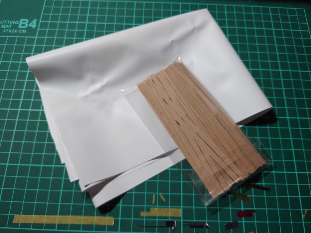 マントはテーブルクロスと針金で作成してみました。作り方は先人の知恵をお借りしています。