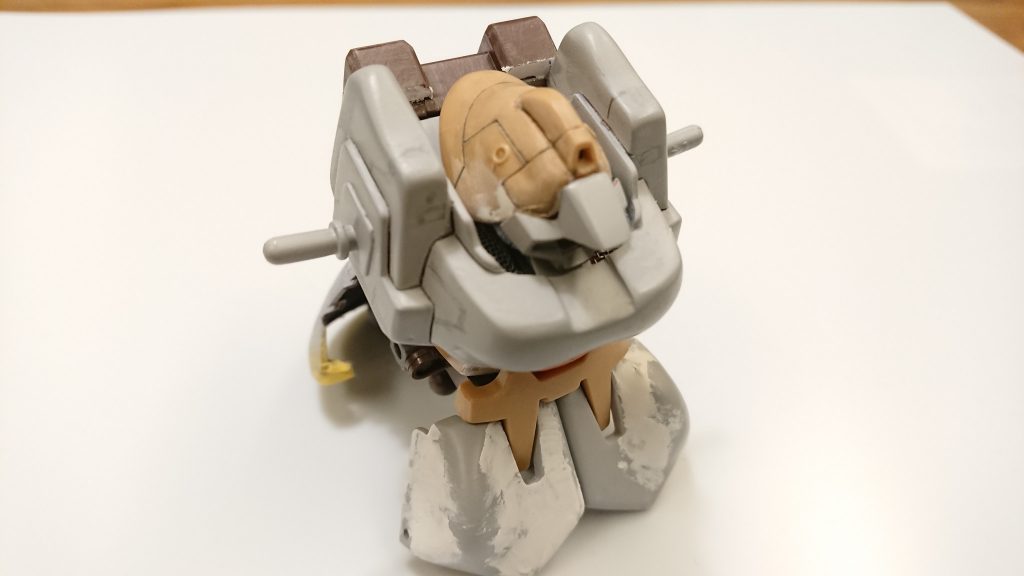 再チャレンジ時。  頭部の十字フェイス部の上部をプラ板延長。フェイス部を頭部埋め込ませようと頭部の加工途中に誤って頭部を破損。また、やる気を失い箱詰めして視界の外へ...