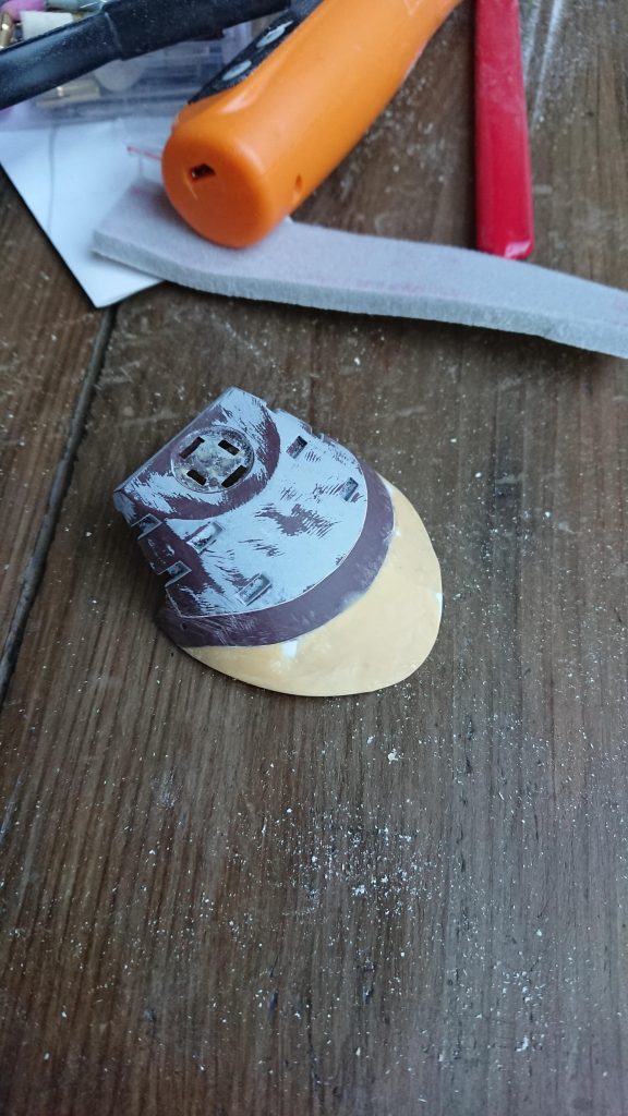 やめれば良いのに、また(推進力を上げなくては...) と思いつき、また加工を始める始末...　プラ板+エポパテ+パテにてチマチマとスカート延長をしましたが...  また、途中で飽きて放置。(ここから長い冬眠...)