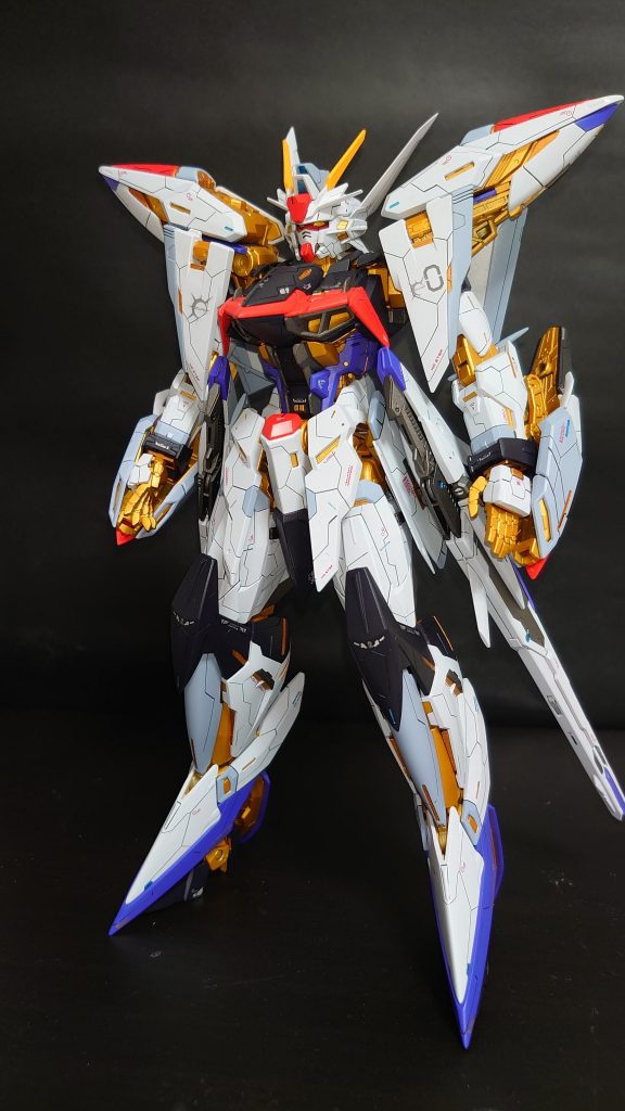 <Front View バッグパックなし>各部細部ディテールにクリアブルーのセンサーに見えるようにアクセントを入れています。