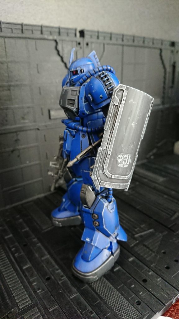 この時は、タミヤの「スミ入れマーカー」も知らず、古典的にエナメルを希釈して拭き取り...ドライブラシや角をグレーでタッチアップ程度でした。それでも「かっけーな!」と喜んでいたものです...今ではガンスタ皆様の技、ネットに溢れる様々な技法を拝見し勉強の日々であります...