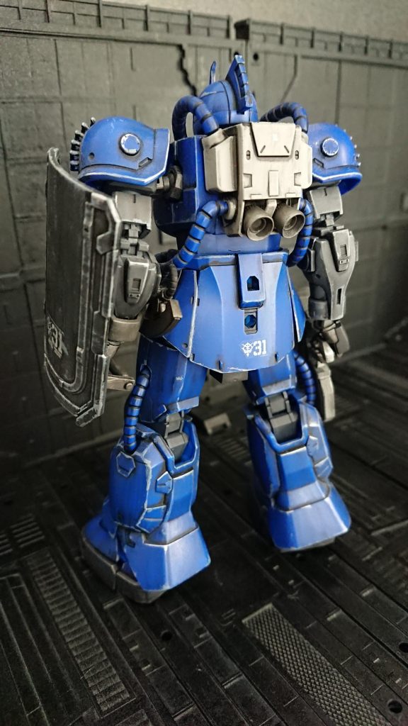 かなり荒い仕上げですね...ウェザリングや付属シールを剥離して、もう一度リアルさを求めたいところです。。。設定ではこのブグが進化してザクになるのでしょうか?それともズダのようにこのままだったのでしょうか...?いずれにせよ普通にカッコ良いMSだと思います!