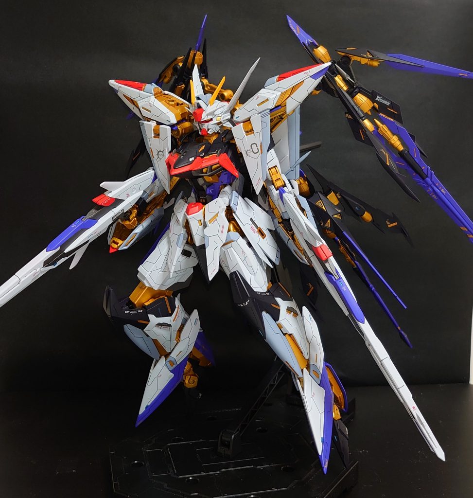 <Front View>キラ・ヤマトの能力に合わせてセンシング機能の強化をするため、ブレードアンテナの大型、並びに頭部センサーの増設を行ったという設定で頭周りを改修しました。