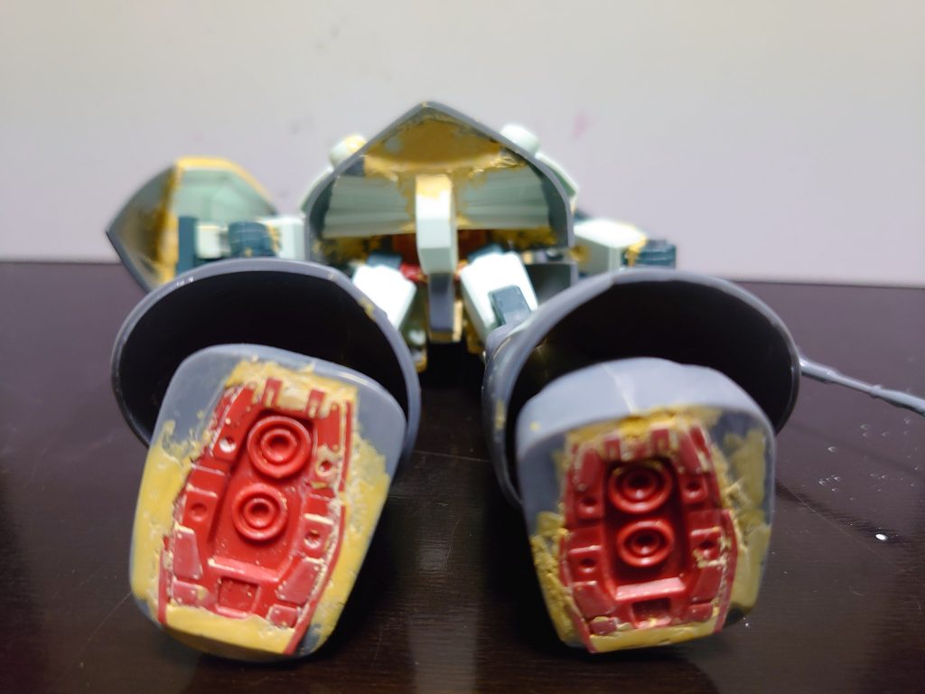 シールドパーツの余りはスカートの隙間埋めてます