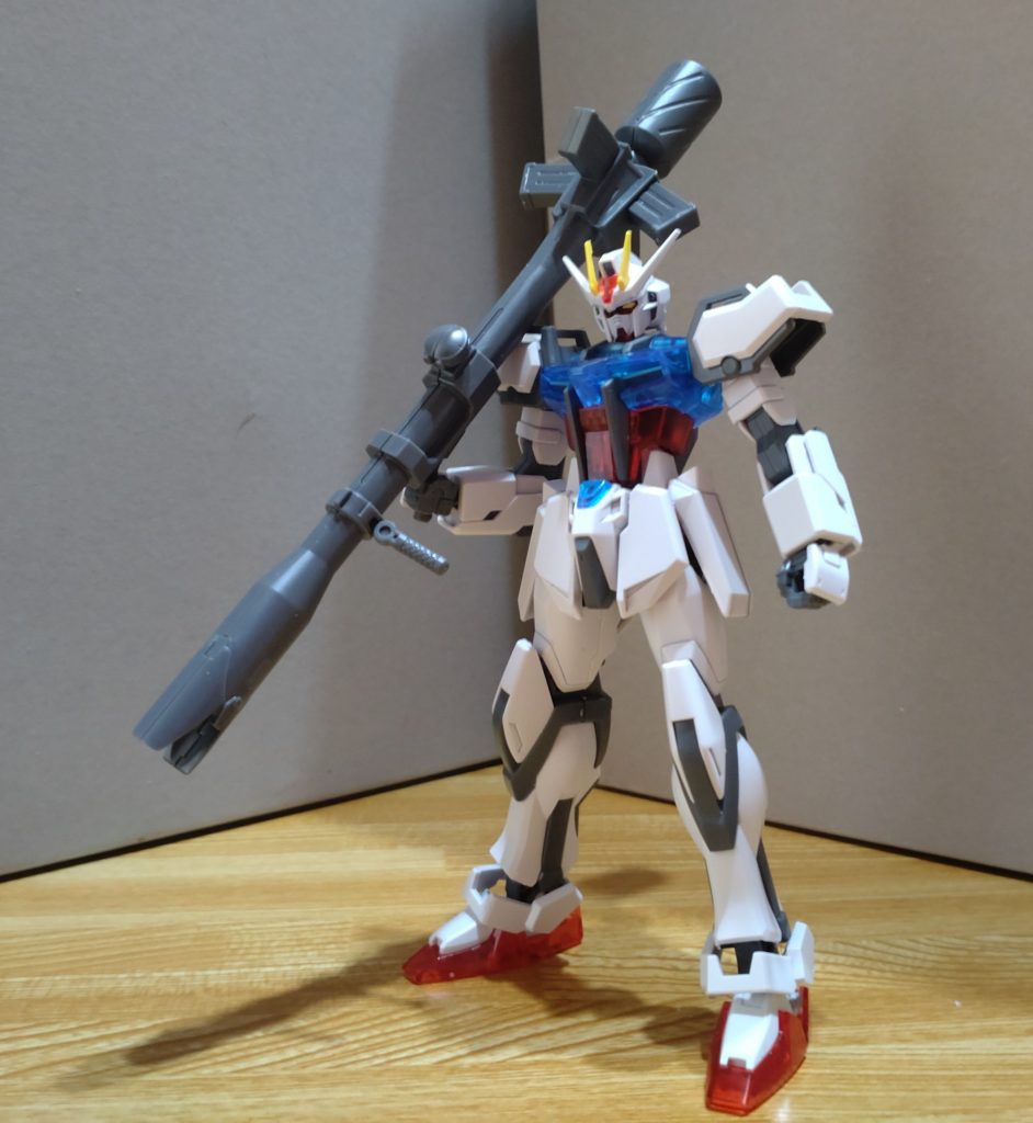 今年の一番くじのEGストライクっス！ブルーとレッドのパーツがクリアパーツ+ストライクバズーカという構成。ちなみにアーマーシュナイダーはランナーから外されてたり…