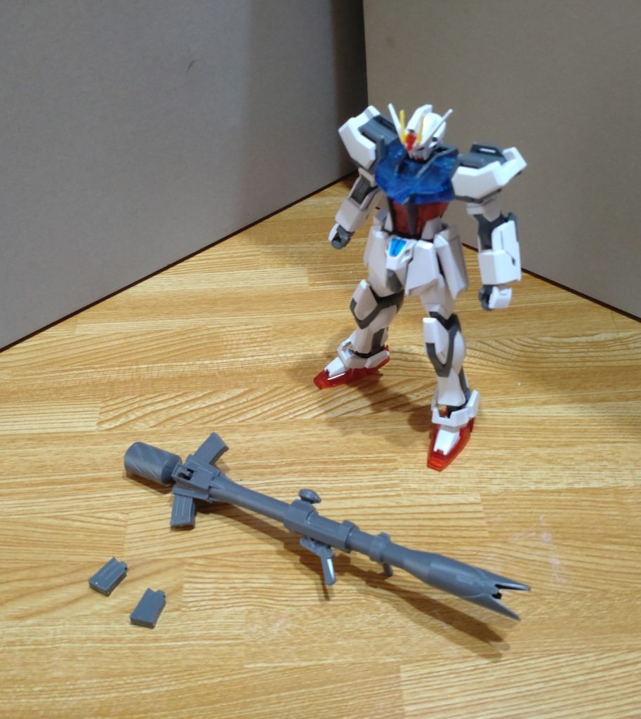 バズーカは左右の弾倉ふたつが取り外し可能っス。ストライクバズーカのランナーは単品モノで、ランナータグには「EGストライクガンダム　ウェポン1」との記載が入浴剤のグランドスラムは「ウェポン2」なんスかね？