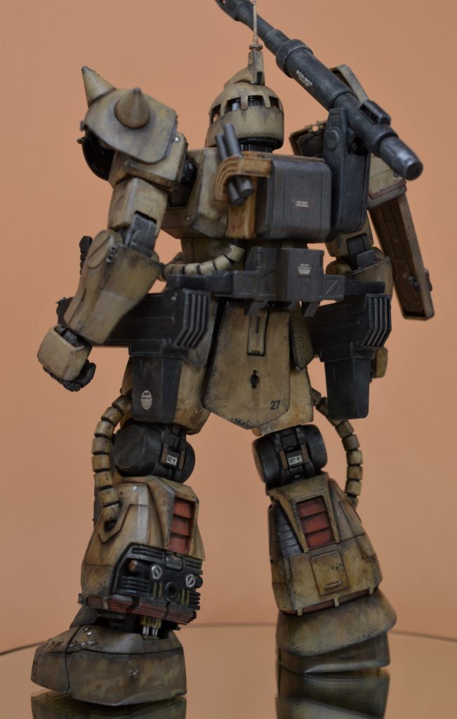 バックショットです。ダメージ表現や一部装甲を外した状態で、物資が不足する部隊の機体を表現しています。また、ビッグガンの支柱の肉抜きが目立ったので埋めました。