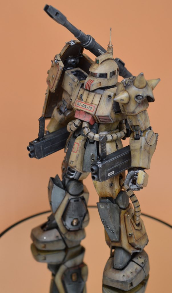 全体図です。アフリカでの砂漠戦をイメージしたウェザリングと、ビーム兵器&マシンガン装備のジムとの中距離戦闘を経た機体をイメージしました。