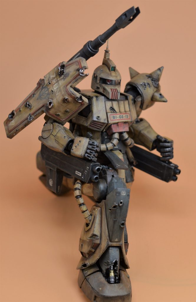 片膝立ち射撃ポーズ。フレームは全塗装しシリンダー部分も塗り分けたので、右足の甲部分をダメージ表現で破壊させ、シリンダー部を露出させてみました。