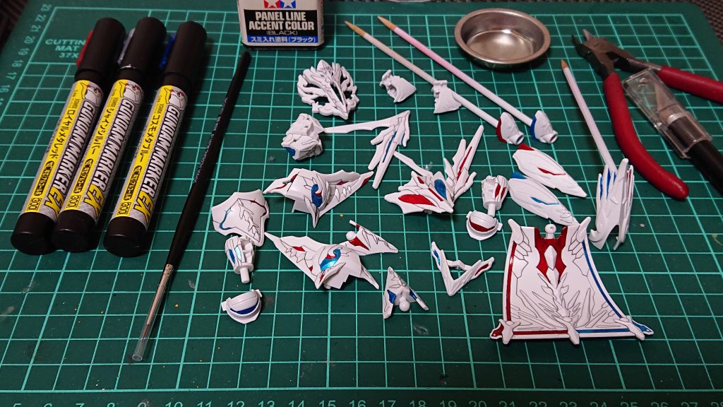 ガンダムマーカーのニューホワイトで一部のパーツを塗装し、ロイヤルレッドとコスモブルーで部分塗装!!