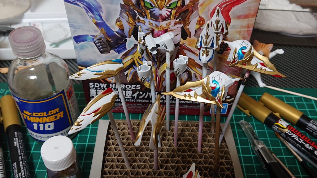 ガンダムマーカーのゴールド部分を塗装中!!