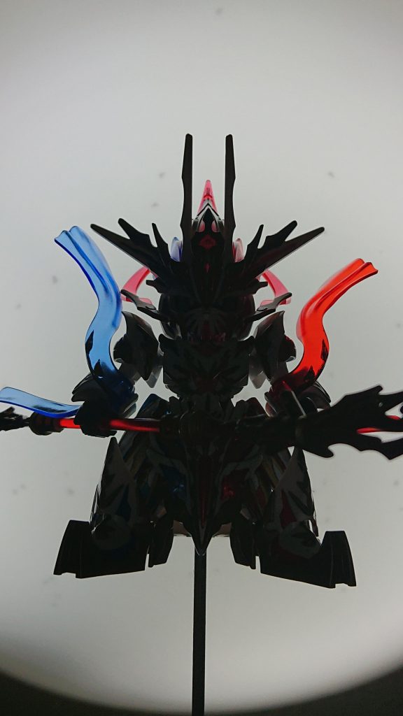 トップコートを吹いて乾燥中に撮れた1枚。月から舞い降りる感じに撮れたので採用。