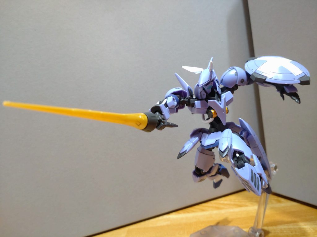 ・ヴァルキュリアレイピア角度付きの武器持ち手があるので、突くようなポージングが自然に