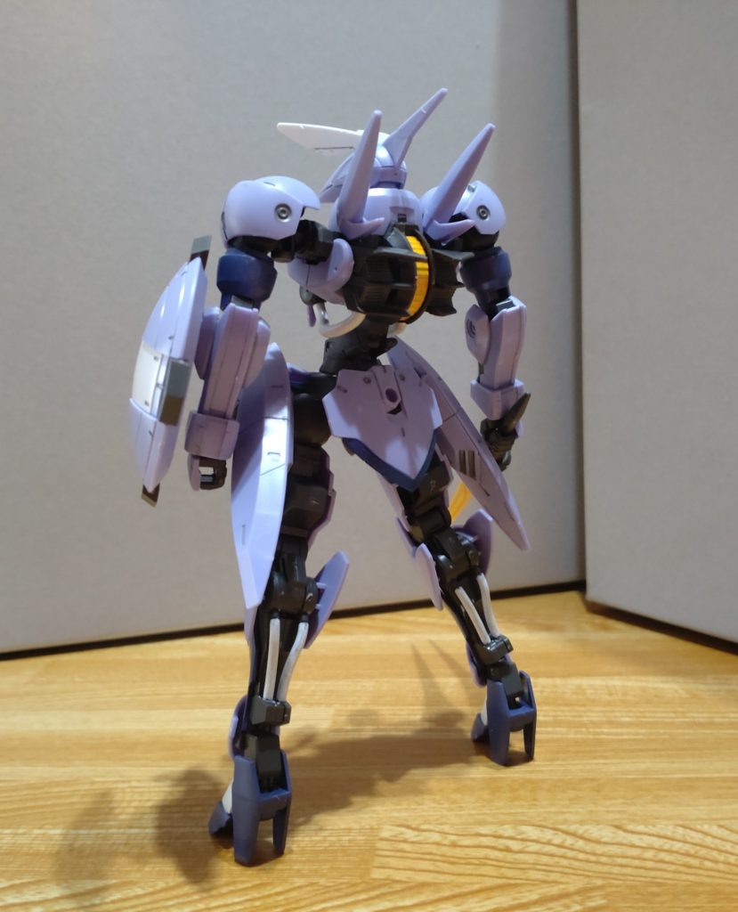 ・背面胸部フレームや背面のリアクターをグレイズと同様にイエローで塗装してるっス