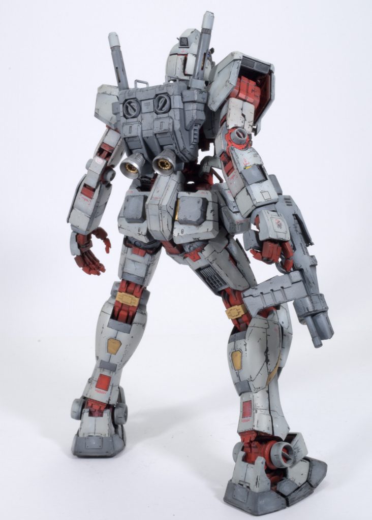 後ろ姿は割と普通。まぁこのあと片脚もいだりしてア・バオア・クー脱出ジオラマ用に加工するんですけどね。