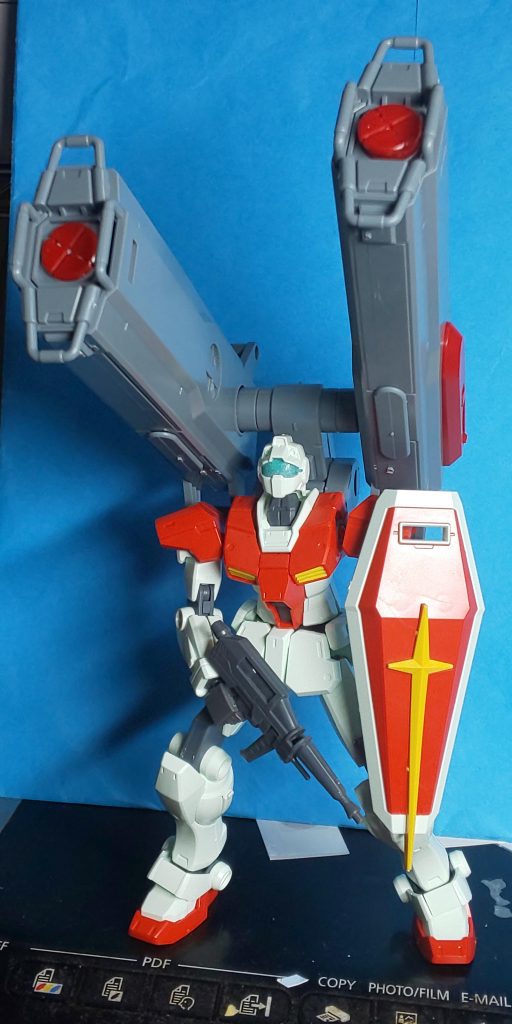 積んであった最後のGM/GMを組んでしまった。そして、ウィンダムは今のところ手に入る当てがないので搭載してみました。GM/GMの接続穴を一つ増やすだけで自立できるこのバランス。