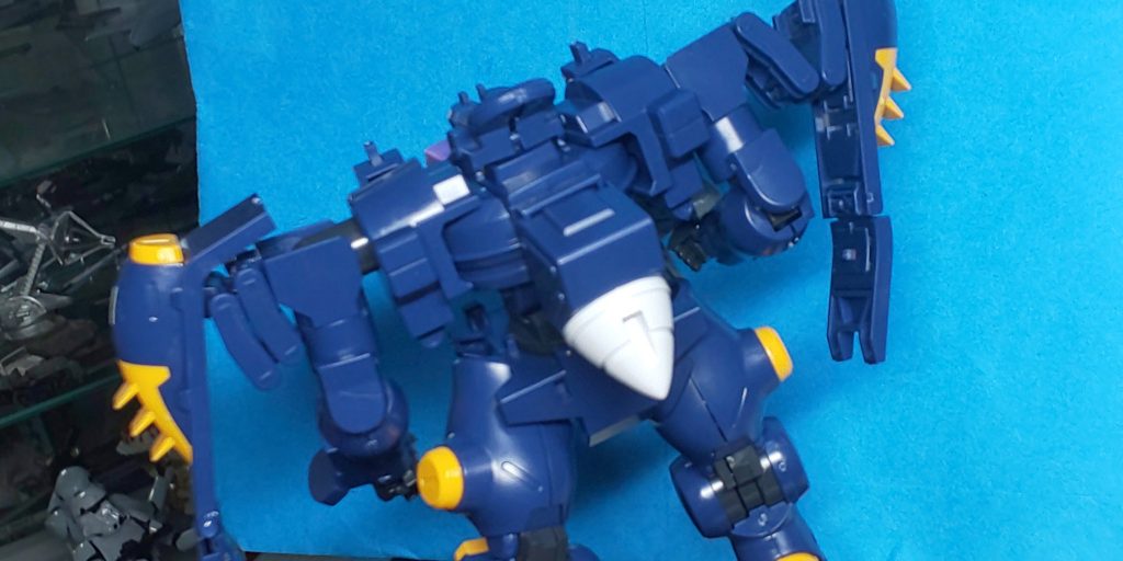 GNドライブの不思議な力で機動するので、大型の燃料タンクをオミット。だいぶシルエットが変わりました。