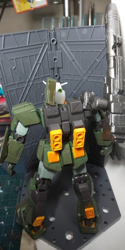 背面はほぼジムストライカーのママです。バックパックにセンサーとキャノンを移植しましたが、アレ？いつの間にかセンサーが曲がってた。