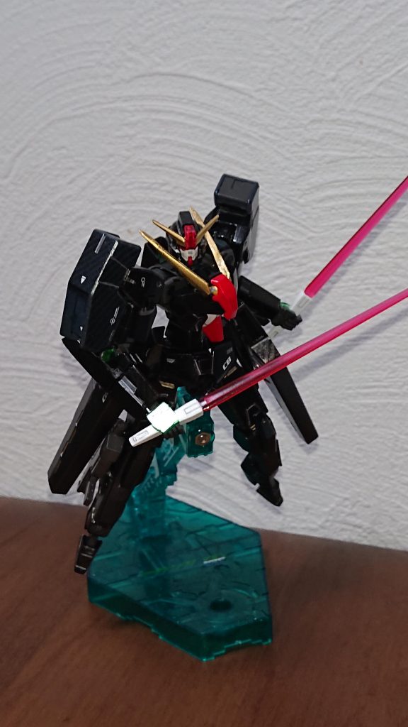 武装はGNビームサーベル×２、GNキャノン×４、GNバズーカⅡ×２、GNビームマシンガンを装備