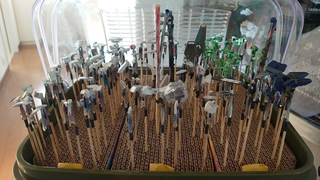 Make Roomすべてのパーツをグレサフしてから塗装に入りました。サイコフレームはスーパーシルバー×蛍光グリーン×クリアグリーンの調合+クリア×3にて塗装