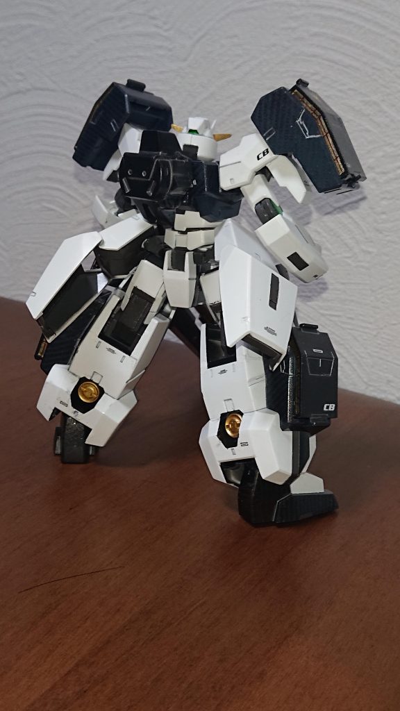 このキットの余剰パーツのサイドスカートとOガンダムのGN粒子貯蔵タンクを改造して取り付けました。