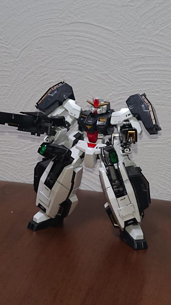 大型のGN粒子貯蔵タンクを計7つ装備しているので大火力+GNフィールドも展開可能パイロットはおらずティエリアの脳量子波もしくは紫ハロによって運用されるという設定です。