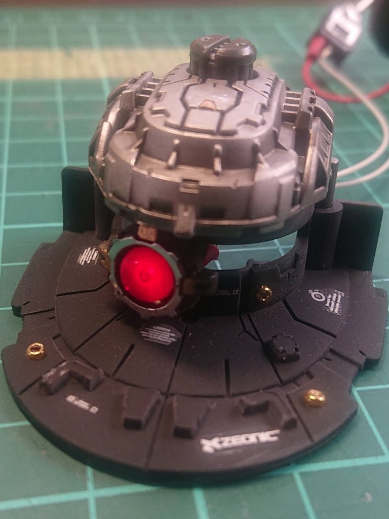 モノアイはくぽーん感を出したくて点ではなく全体が発光するようにしてみました。