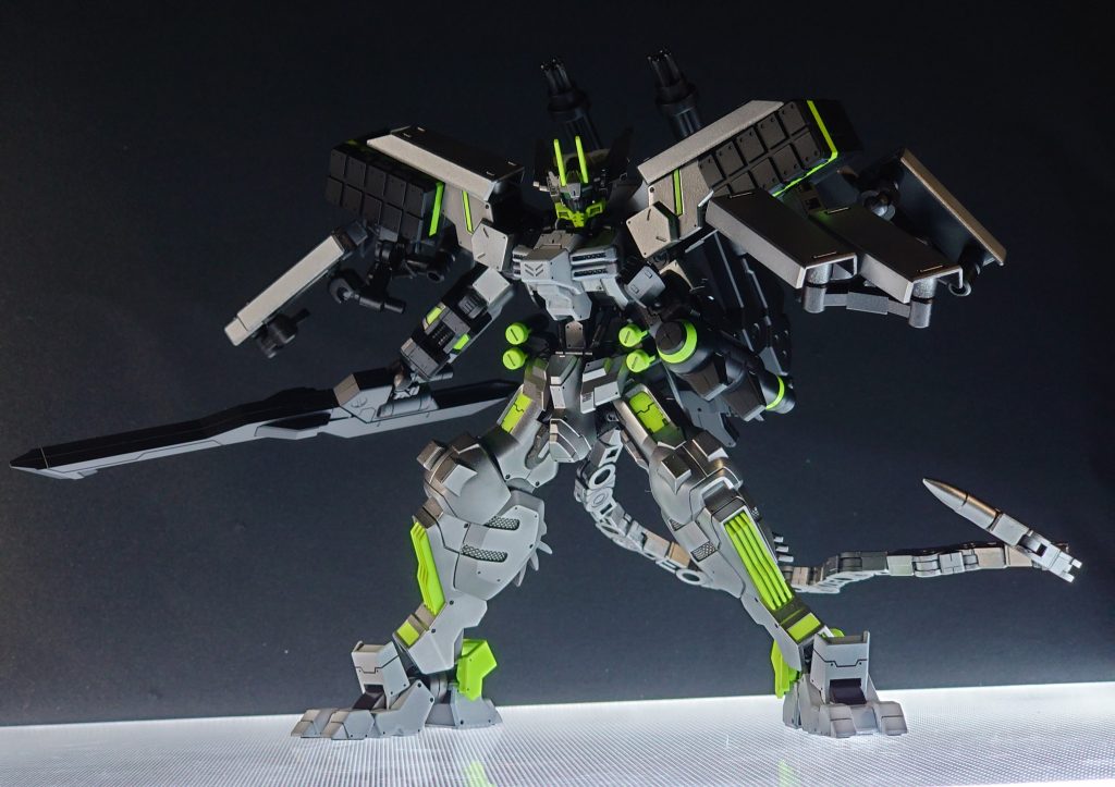 最初の頃は、ミサイルポッドをコマンドガンダム風に背面に装備させようかとしましたが、肩に追加装甲を装着したら、元から装備してたかのように収まりました。さらにアクティブシールドも綺麗に収まり、背面が空いたままだったところには、ロマン装備のツインガトリング砲です。