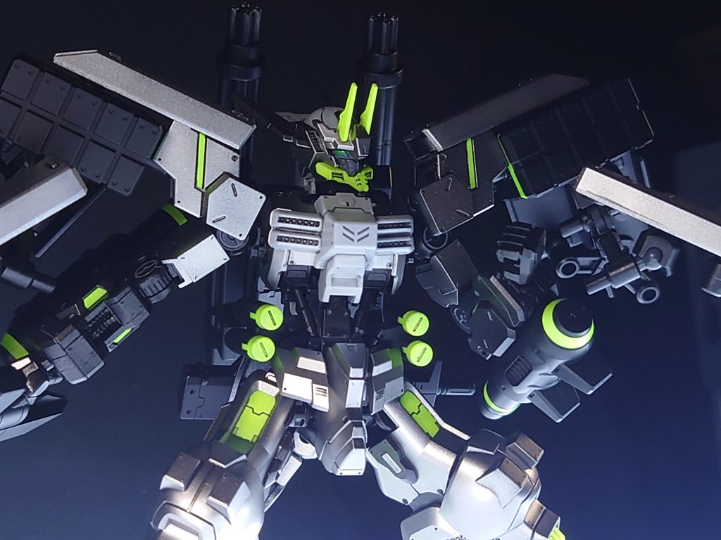 カラーリングは深く考えなかったのですが、テールスタビライザーと下半身が合わさった時に、メカゴジラ（3式機龍）にしか見えなくなってしまったので、サイバー寄りのシルバー系に決定しました。