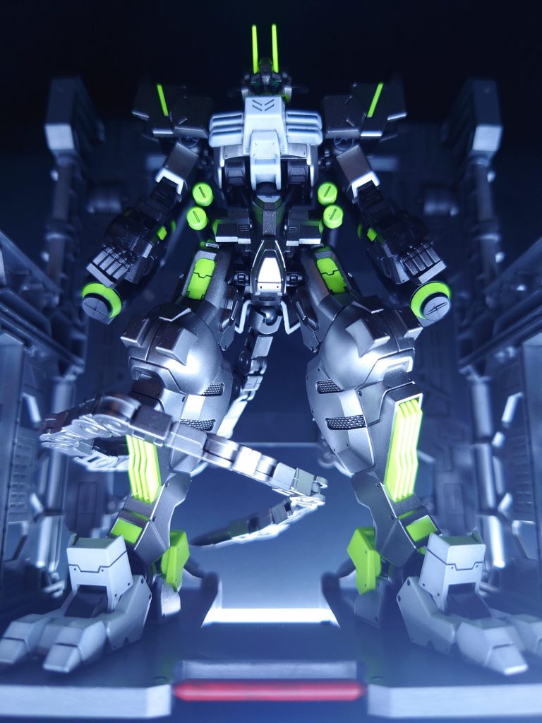 格納庫にて… このアングル、マジで機龍や。