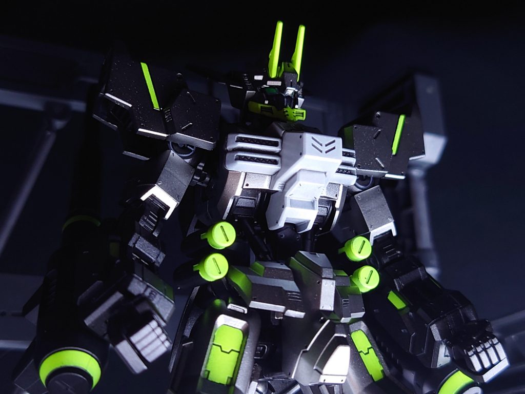 持ってるけど全然使ってない蛍光塗料、久々に使ったな。黒サフ→蛍光のベースに白→蛍光色→シールで蛍光をマスキング→はみ出た蛍光色を黒サフ→各色塗装、一日で完了はしたけど濃い内容でした。