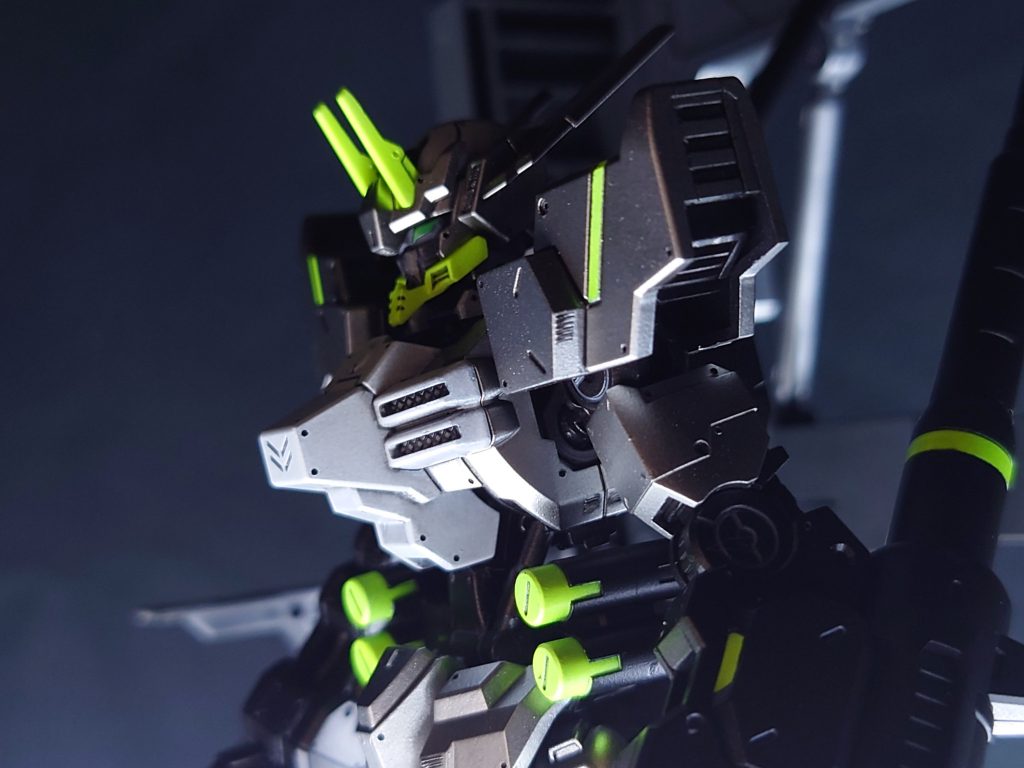 スジ掘りはしてないですが、装甲固定のボルト穴や意味深なスリットは追加してます。