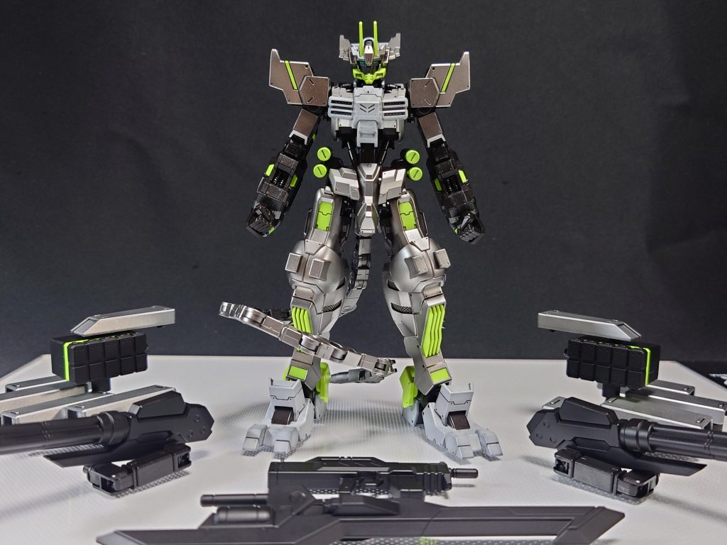 通常光にて、武装展開図。基本装甲はアイアン系、追加装甲はガンシルバー、武装はマットブラック、実はホワイト系もメタルやパールを混ぜたカラーなのですが偏光は画像では見えませんねー 配色パターンはアスモデウスのまんまですが、肩やトンファーに蛍光を追加してます。ミサイルポッドにもアクセントで。ボールデンアームアームズ、パワードアームアームズなどは今まで注目していなかったのですが、実際使ってみると簡単に改造ができる良キットでした。ボールデンに関しては、これだけの関節が入ってこのお値段!?ってかんじですね。店頭で見かけたら即買いです。