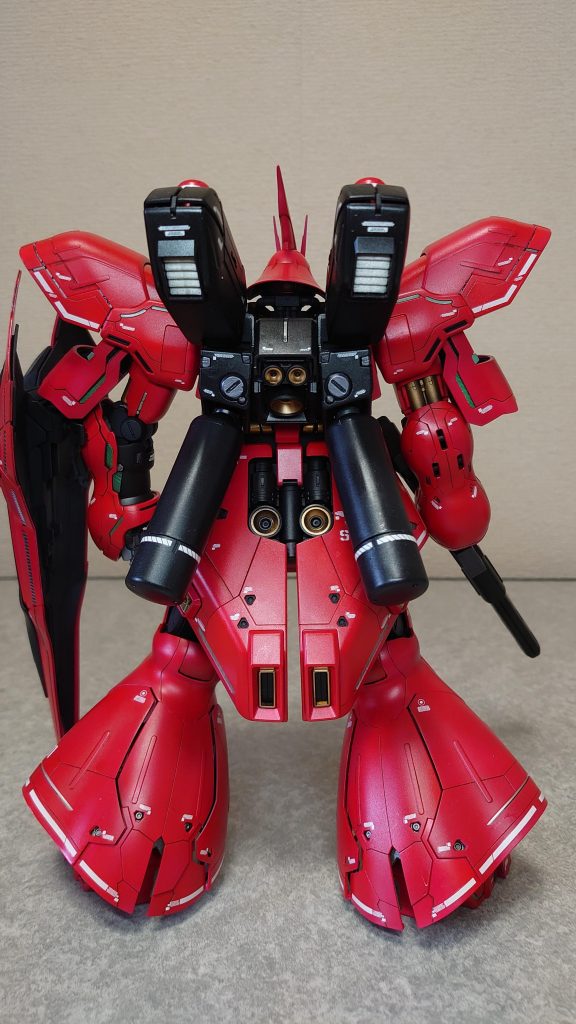 アポジモーター部分にゴールド塗装。