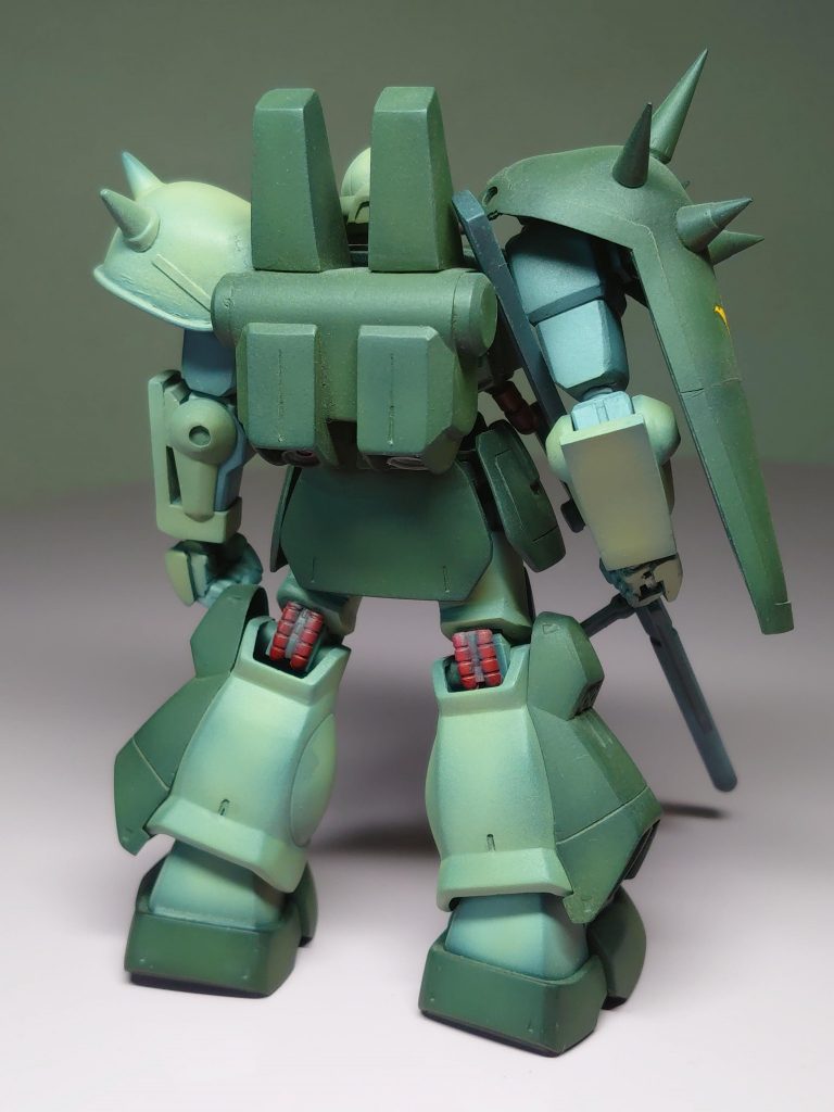 後ろ。バックパックはほとんど形状が違うのでプラパンで。 