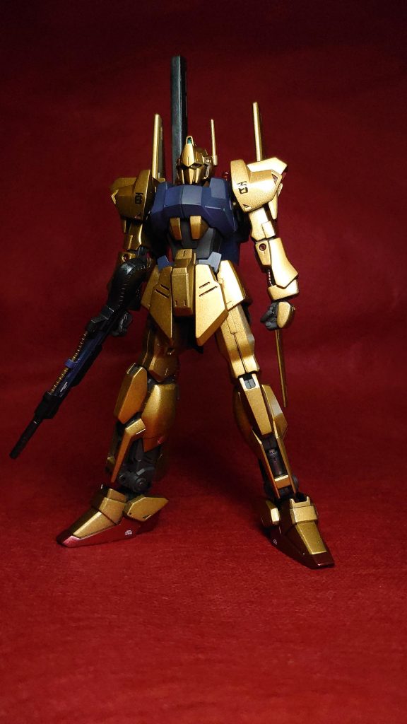 調合したゴールドを吹きクリアーを塗装、デカールを貼って更にクリアー後に2000番で研ぎ出し、最後にスーパークリアーを垂れる寸前まで吹きました。