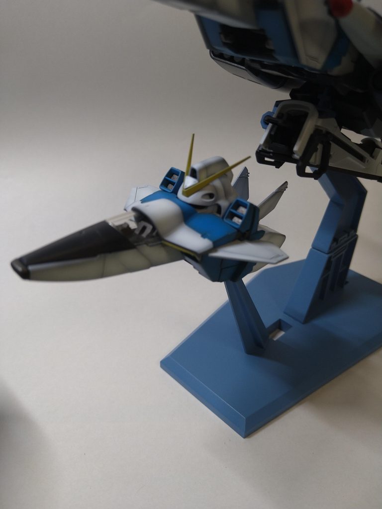 コアファイターに頭が付いているデザインもナカナカ良いですね。型式確認したらVガンダムは、コアファイターがBパーツ。脚はCパーツみたいですね。